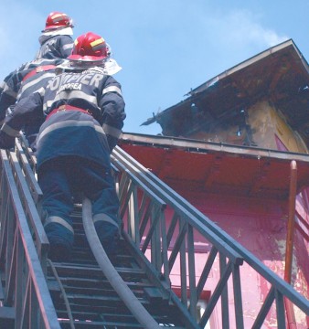 Pompierii au intervenit la Techirghiol: acoperişul unei case, distrus de flăcări!